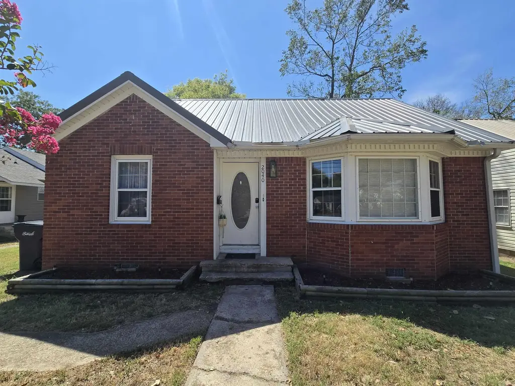 2040 E College Avenue, Batesville