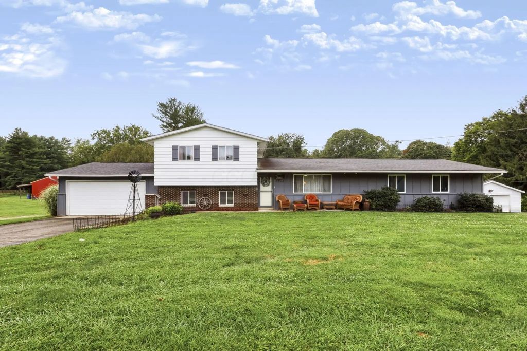 2403 Hickman Road Ne, Newark