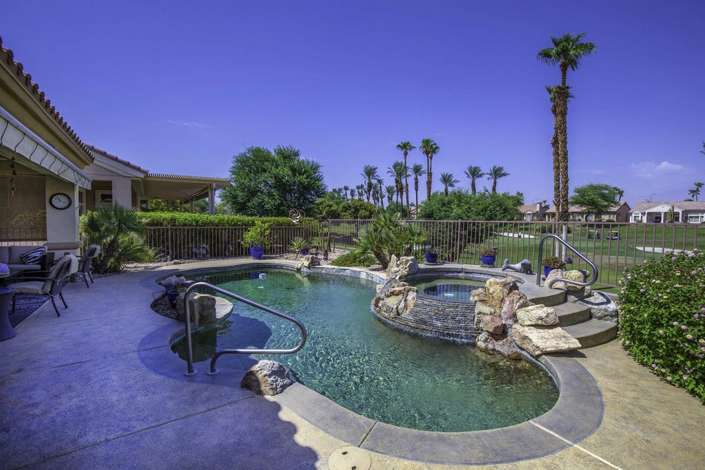 37905 Pineknoll Avenue, Palm Desert