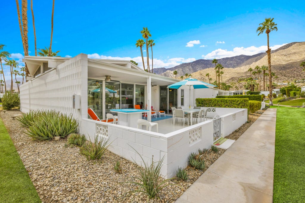 566 Flor Circle E, Palm Springs