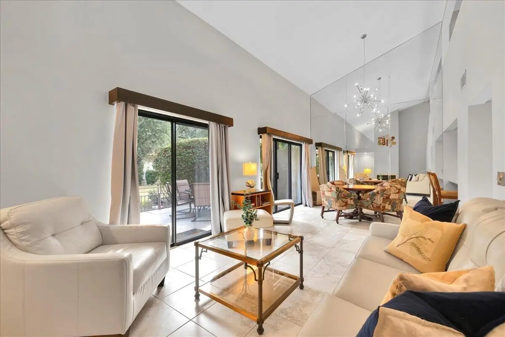 204 Lakecrest Lane, Palm Desert