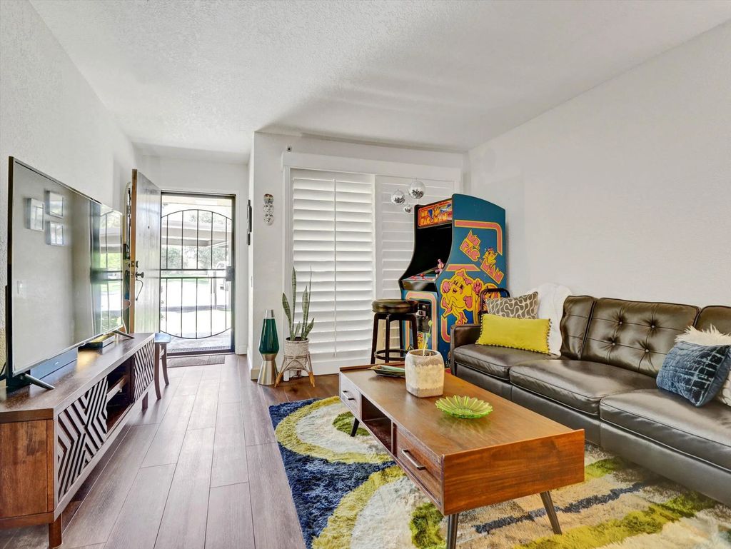 701 Los Felices Circle 114, Palm Springs