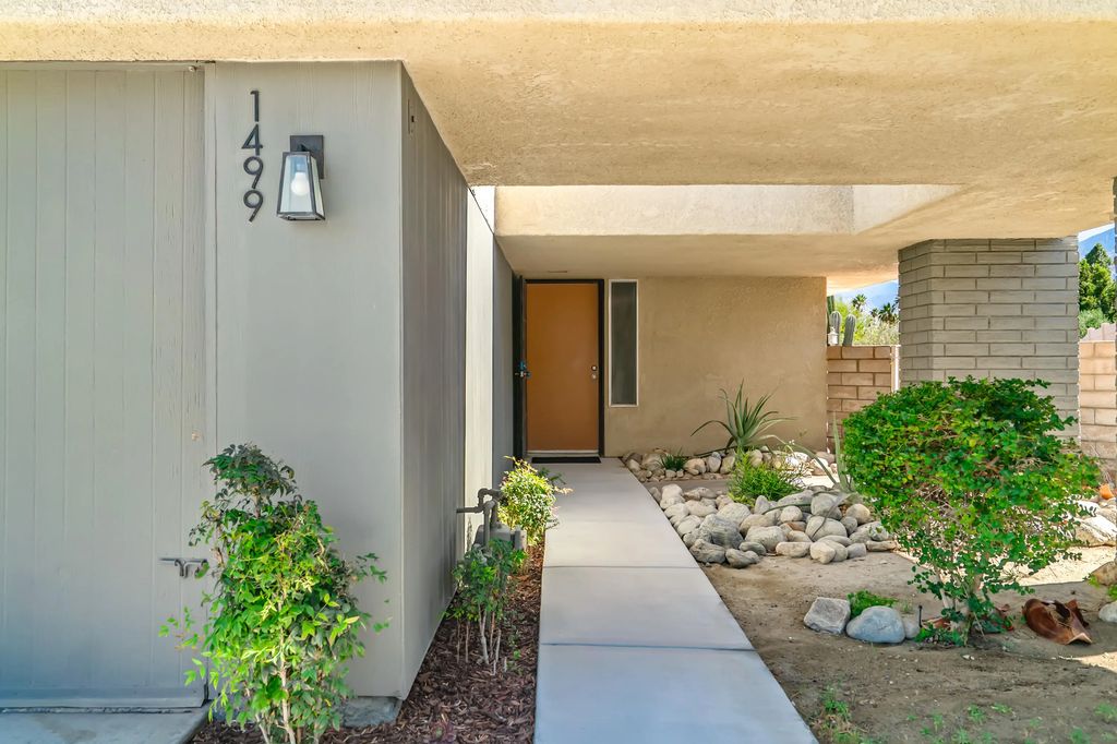 1499 Sunflower Circle, Palm Springs