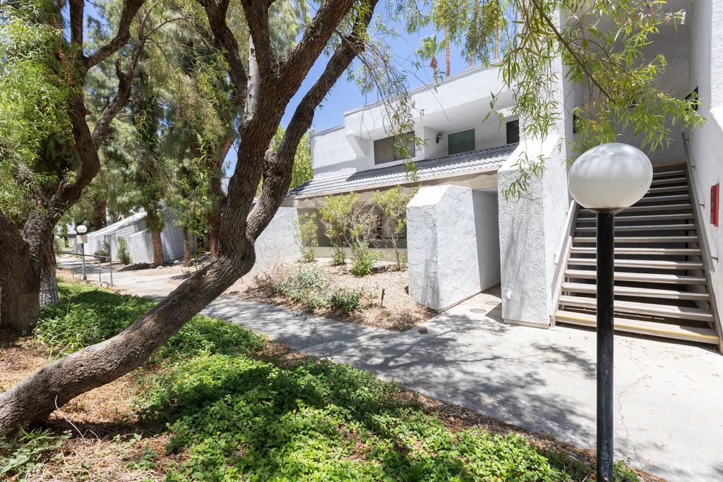 5301 Waverly Drive E 222, Palm Springs