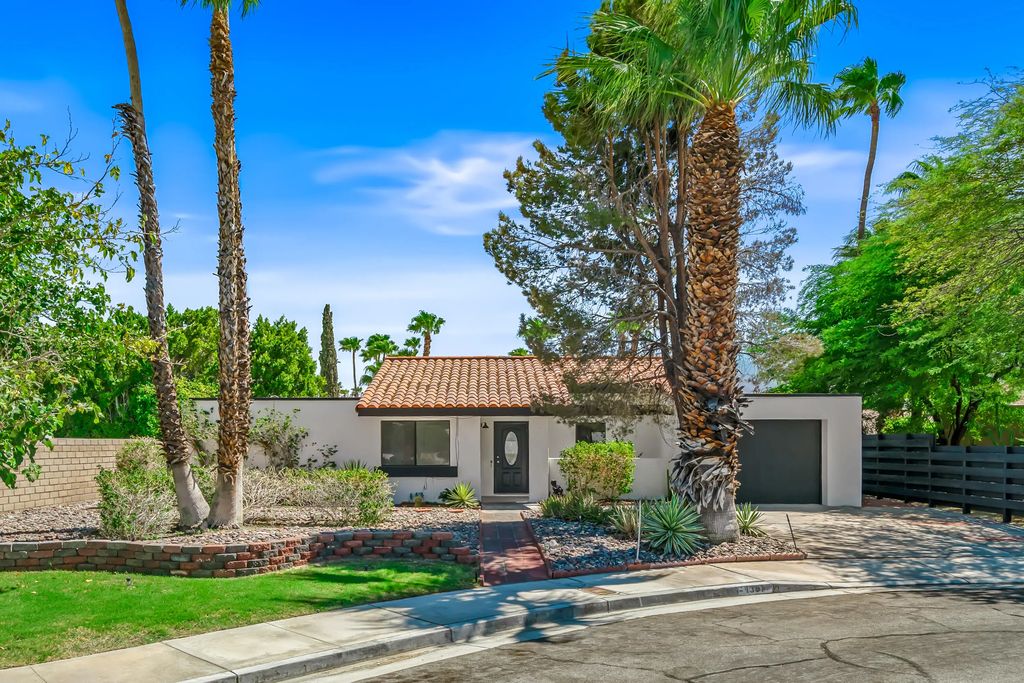 1351 Luna Way E, Palm Springs