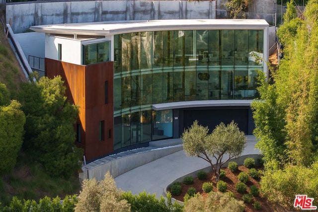 9277 Thrush Way, LOS ANGELES