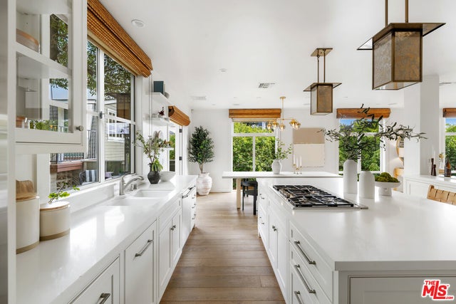 1960 Hillcrest Rd, LOS ANGELES