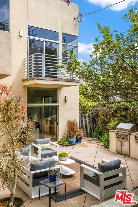 10545 Butterfield Rd, LOS ANGELES