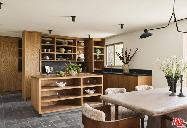 5698 Holly Oak Dr, LOS ANGELES