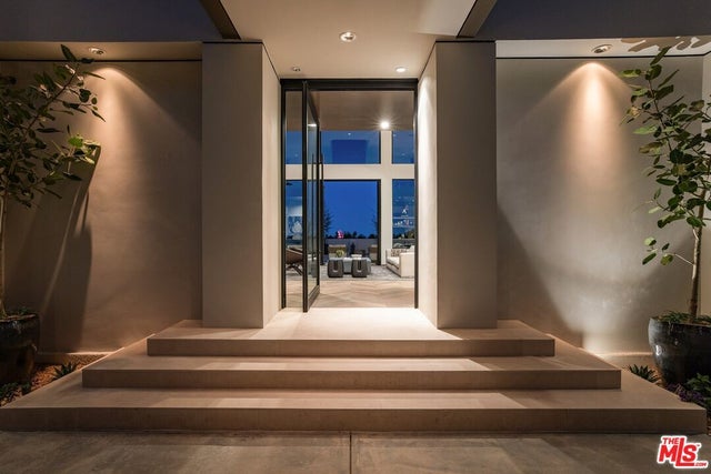 9405 Sierra Mar Pl, LOS ANGELES