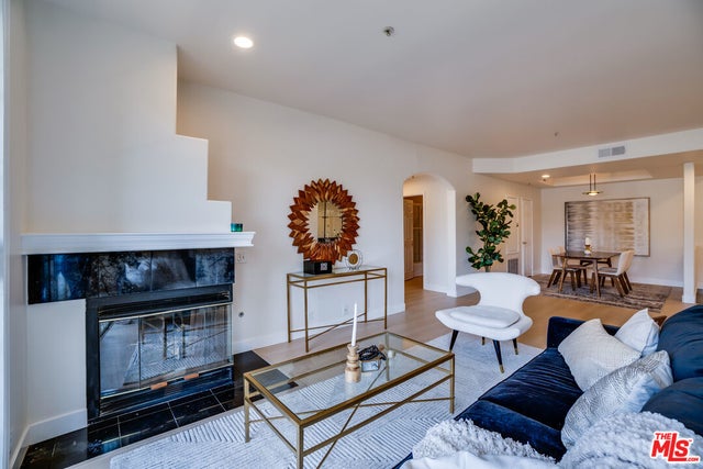 10824 Bloomfield St 208, TOLUCA LAKE