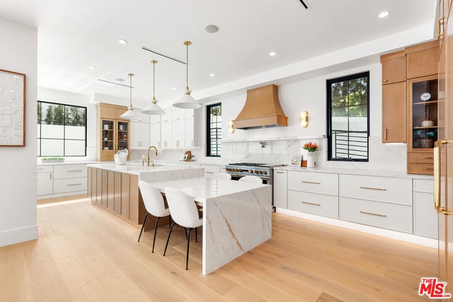 2565 Patricia Ave, LOS ANGELES