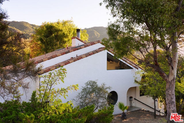 25620 Nebo Dr, CALABASAS