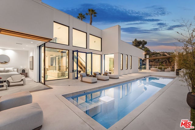 9405 Sierra Mar Pl, LOS ANGELES