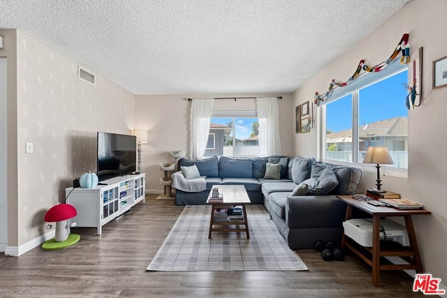 28016 Robin Ave, SANTA CLARITA