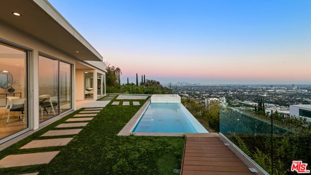 8515 Hedges Way, LOS ANGELES