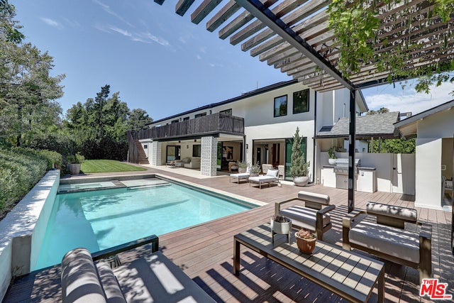 8674 Edwin Dr, LOS ANGELES