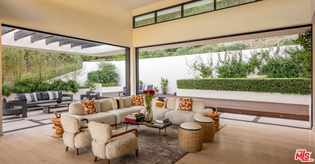 7681 Willow Glen Rd, LOS ANGELES