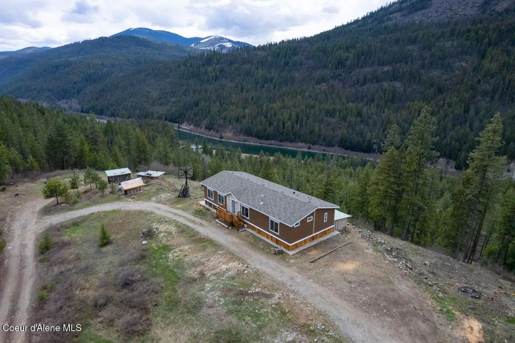 79714 Hwy 2, Moyie Springs
