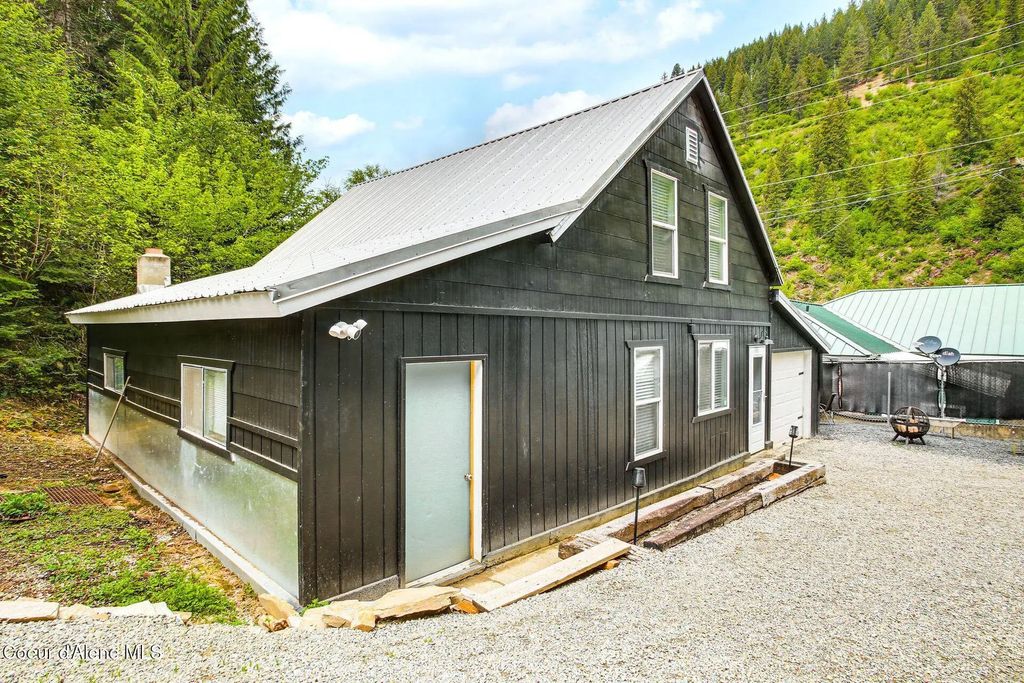 22 Theriault Dr, Avery
