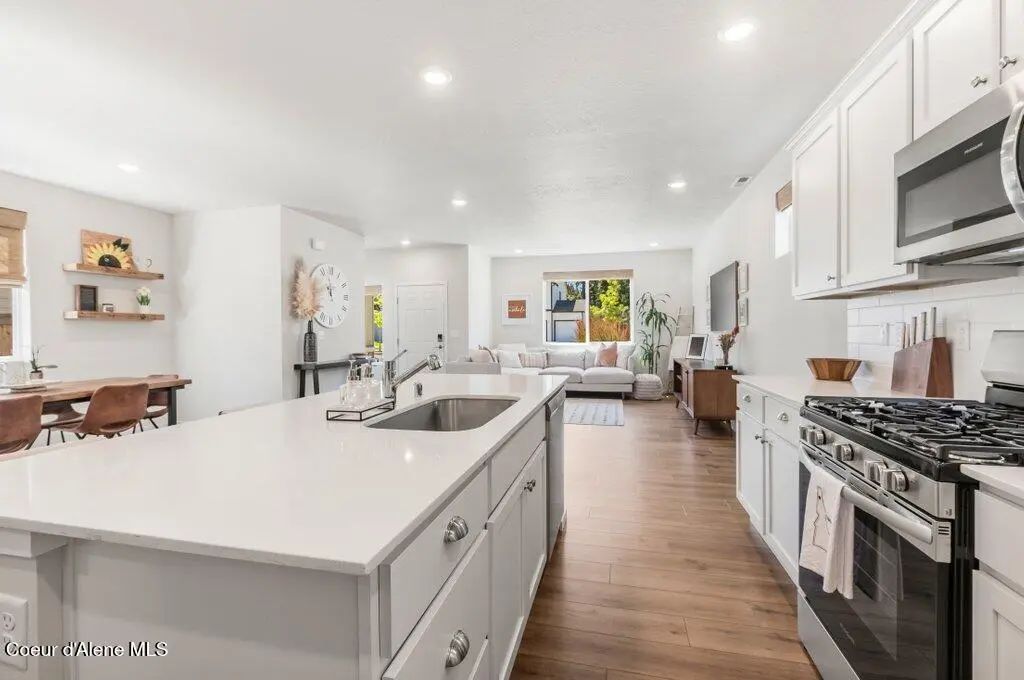 319 E Sandmyrtle Ave, Hayden