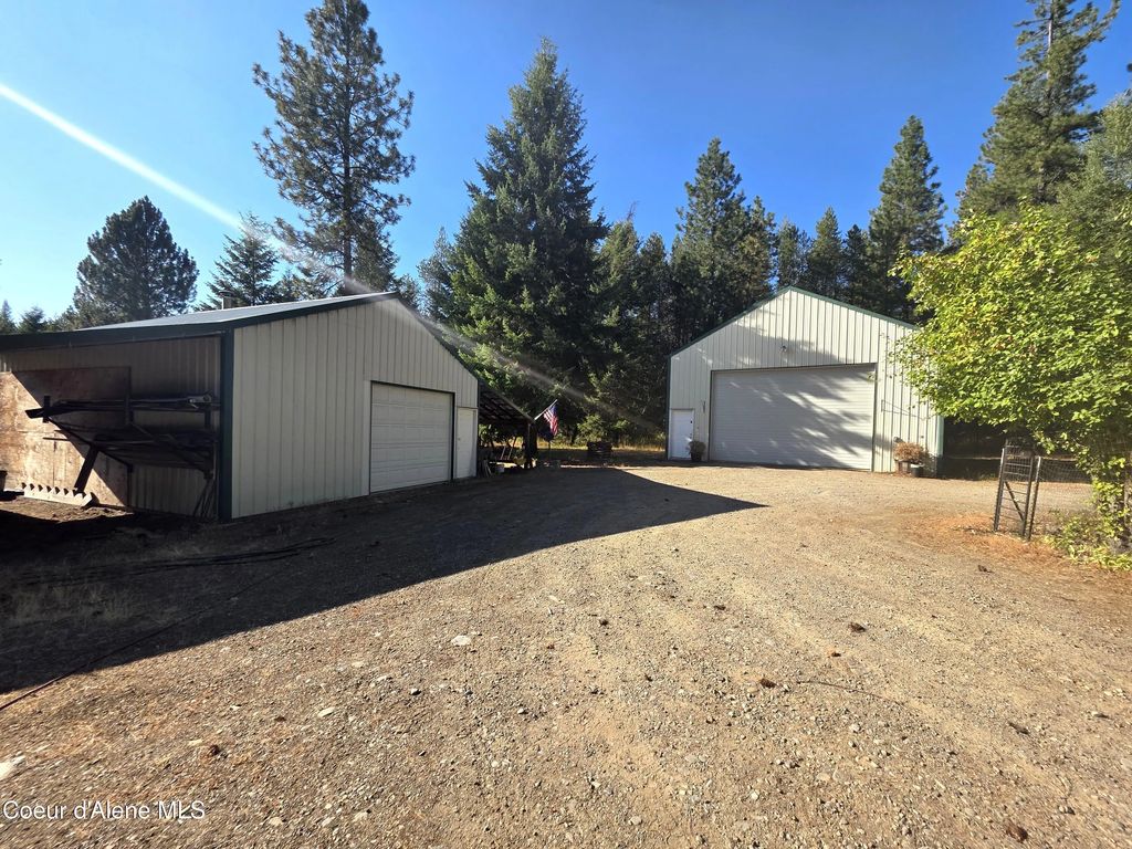 1957 Homestead Rd, Athol