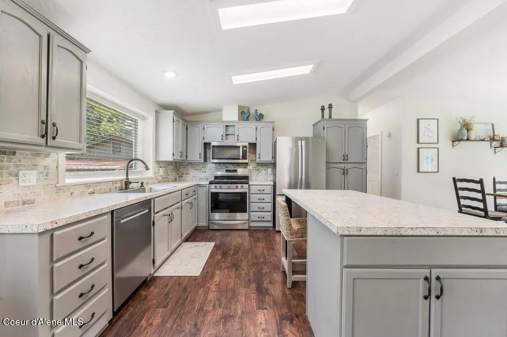 16095 E 3rd St, Bayview