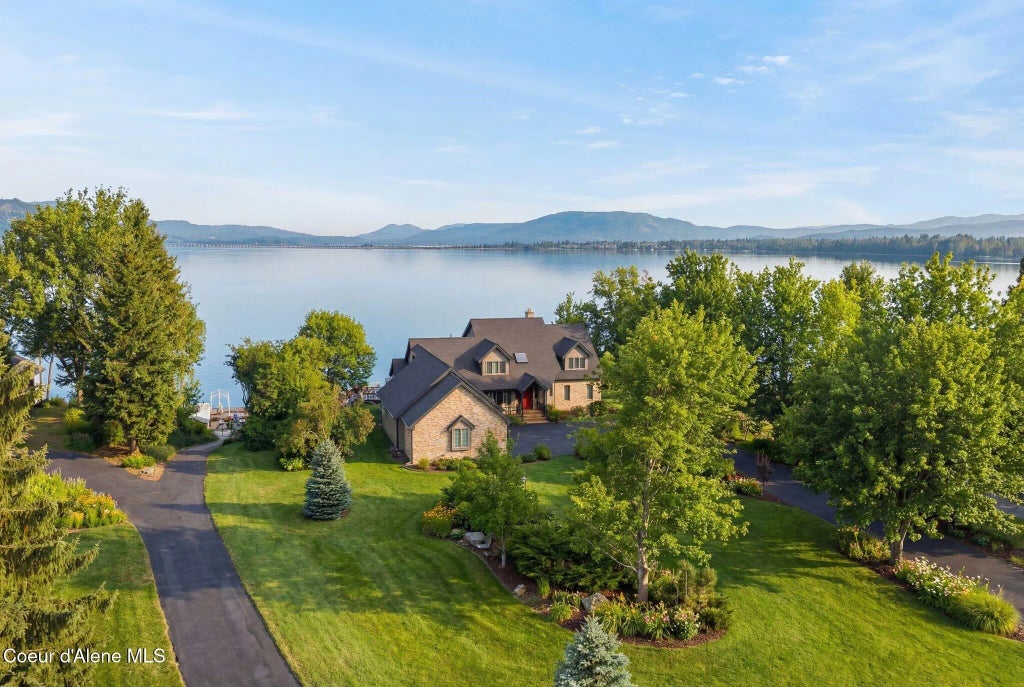 540 Ponder Pt Dr, Sandpoint