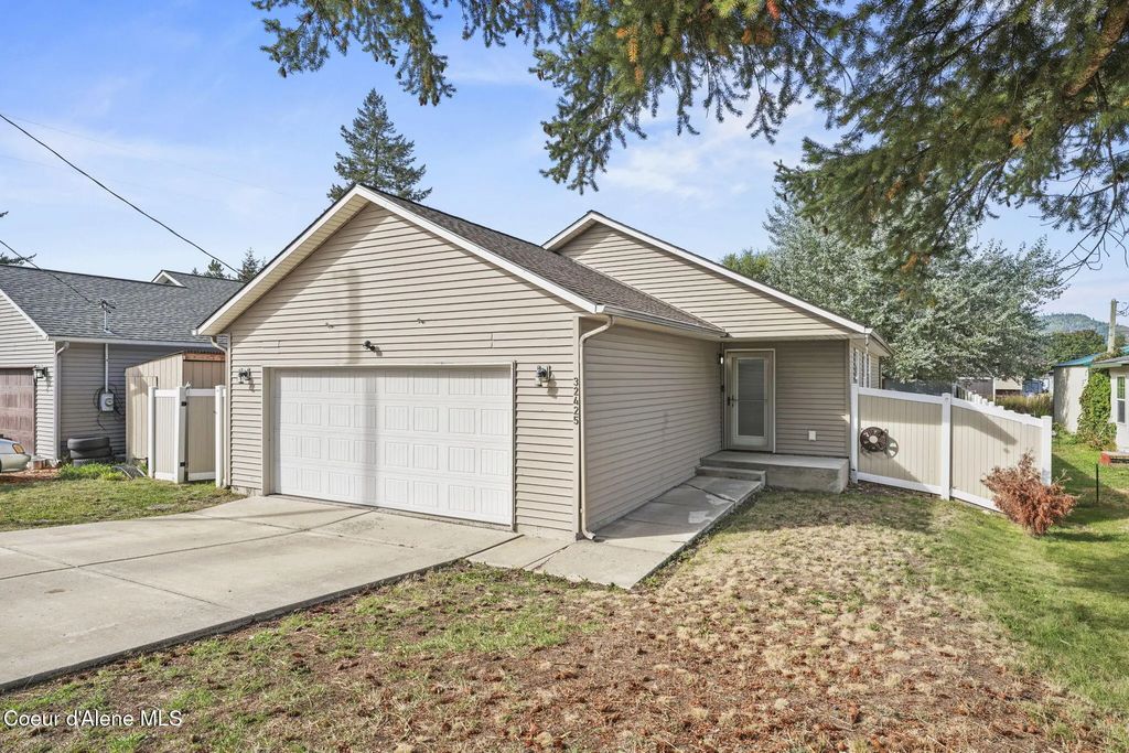 32425 N 8th Ave, Spirit Lake