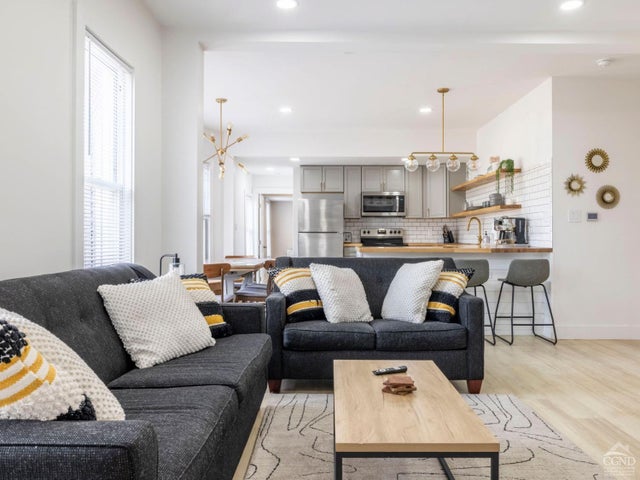 7614 Main Street, Hunter