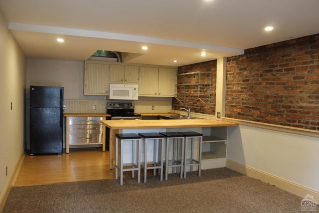 13 Thompson, Catskill