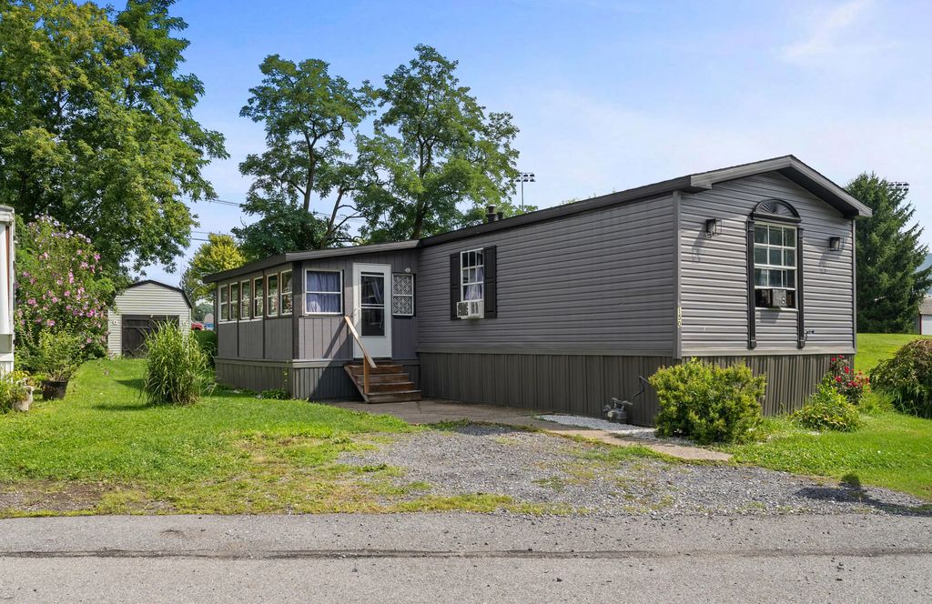 150 Roadrunner Dr, Bellwood