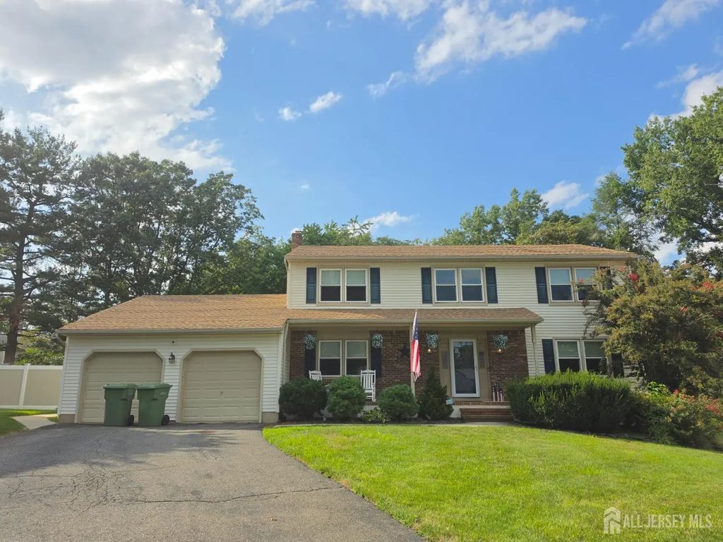 16 Glynn Court, Sayreville
