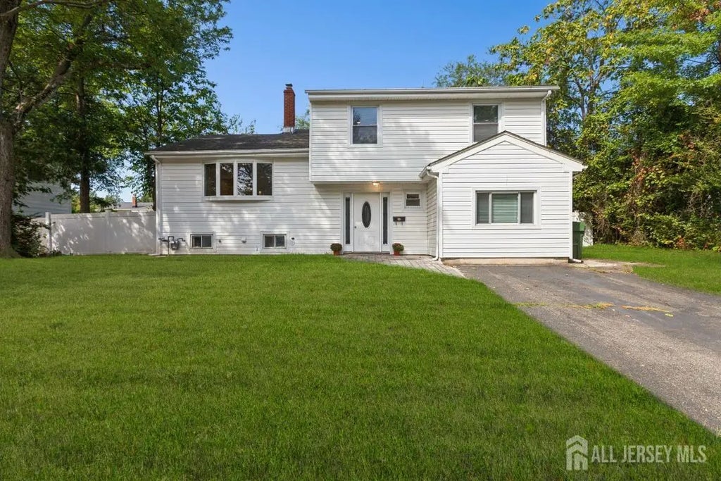 5 Waverly Drive E, Edison