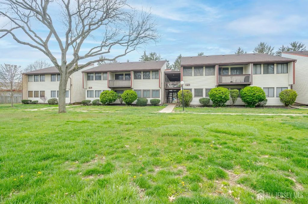 12-j Avon Drive, East Windsor
