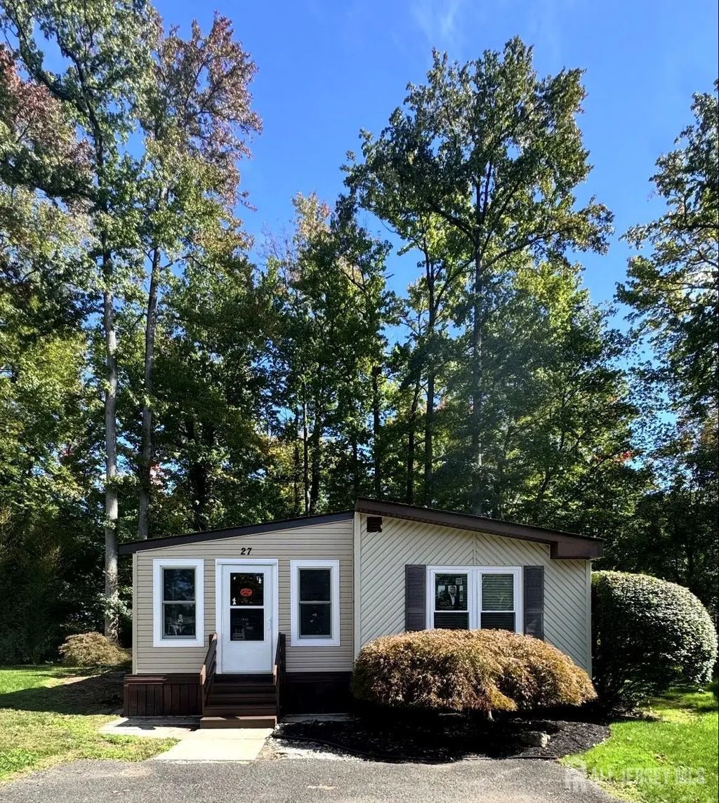 27 Hemming Way Drive, North Brunswick