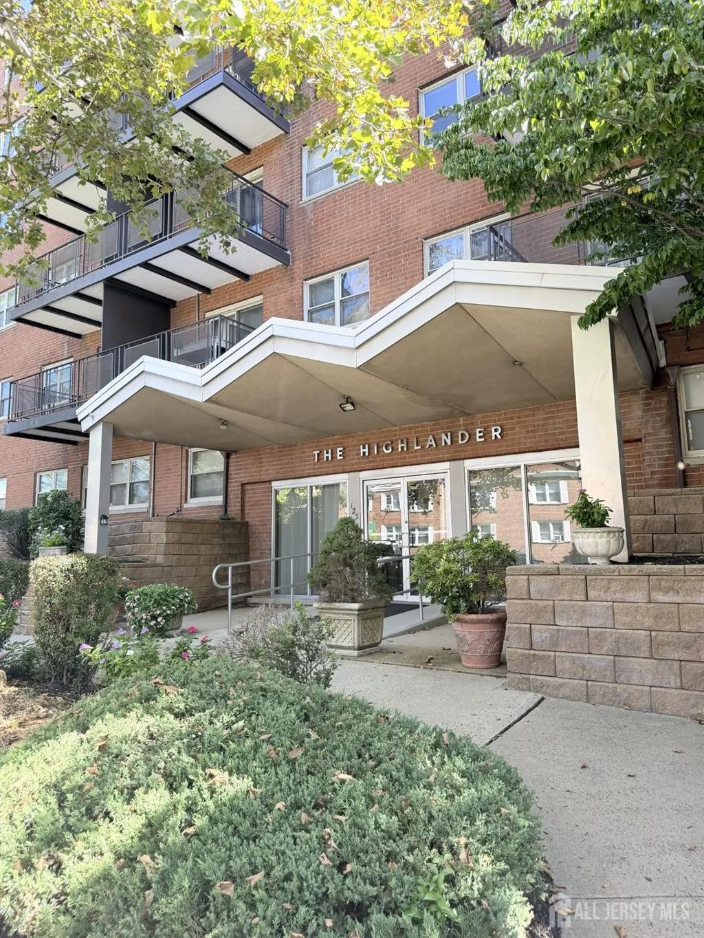 123 S Adelaide Avenue S, Highland Park