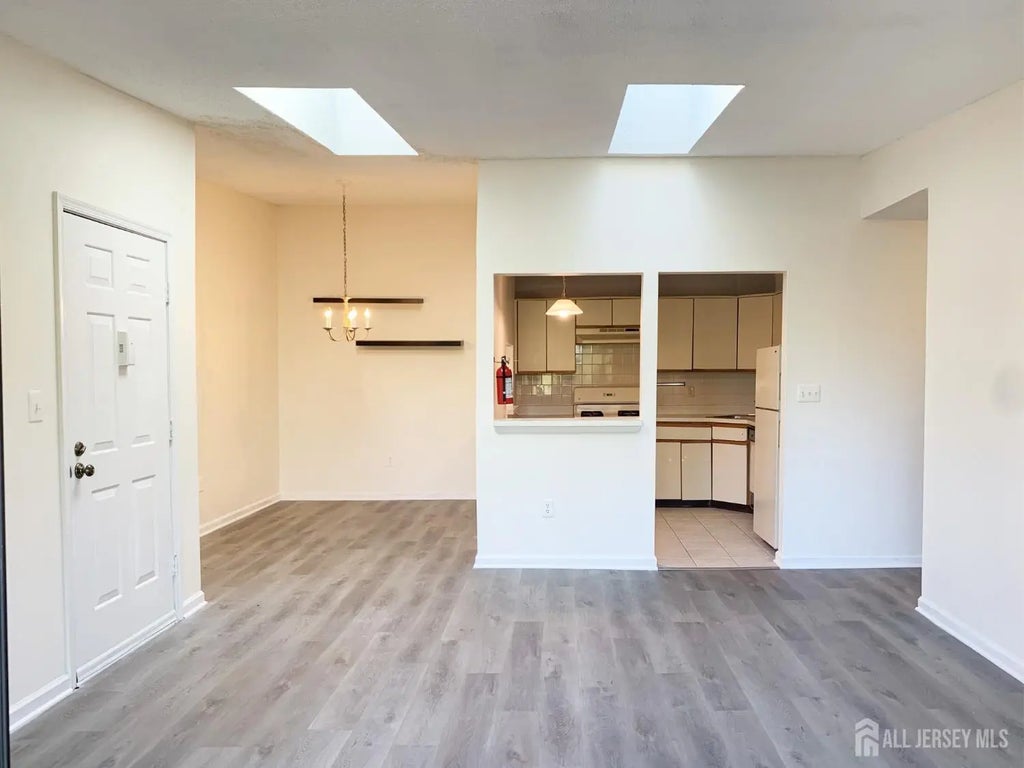 321 Hampshire Court, Piscataway