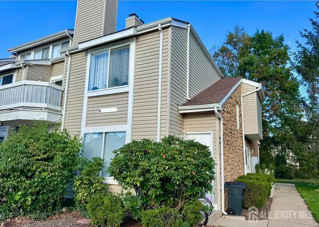 29 Farnham Square, Parlin