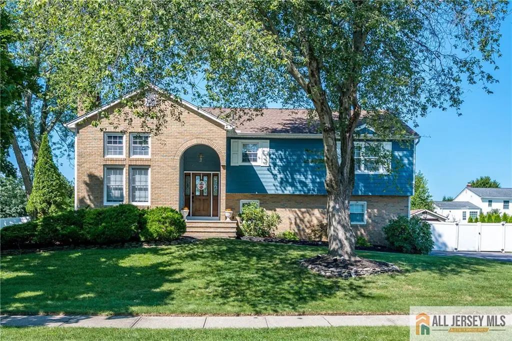 2 Jay Court, South Brunswick