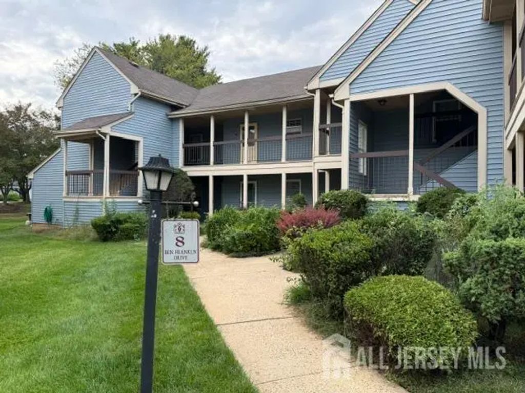 8 Benjamin Franklin Drive, Monroe