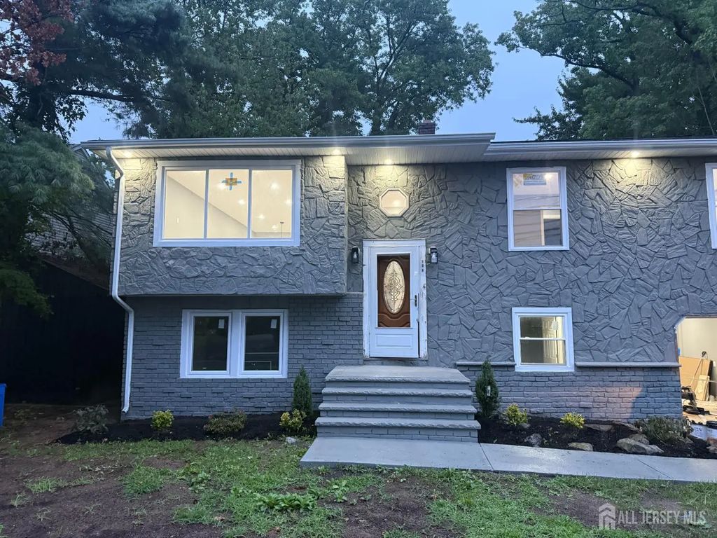 704 Wood Avenue, Colonia