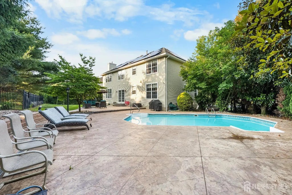 16 Moorland Boulevard, Monroe