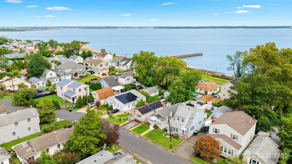 285 Shoreland Circle, Old Bridge