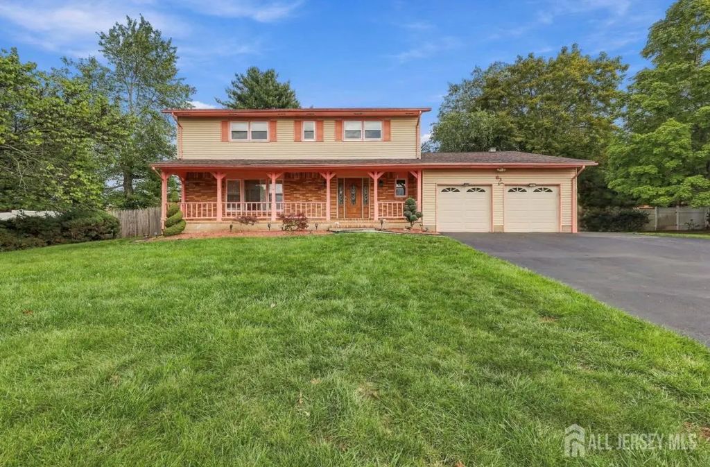 83 Hidden Lake Drive, North Brunswick