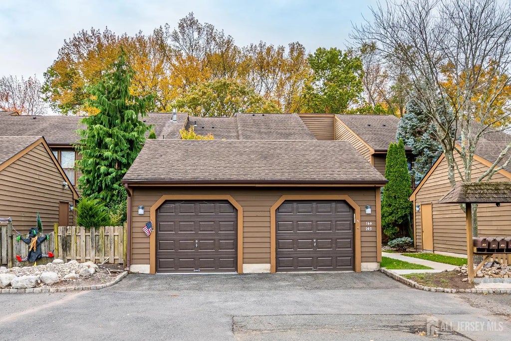 145 Maplewood Court, Edison