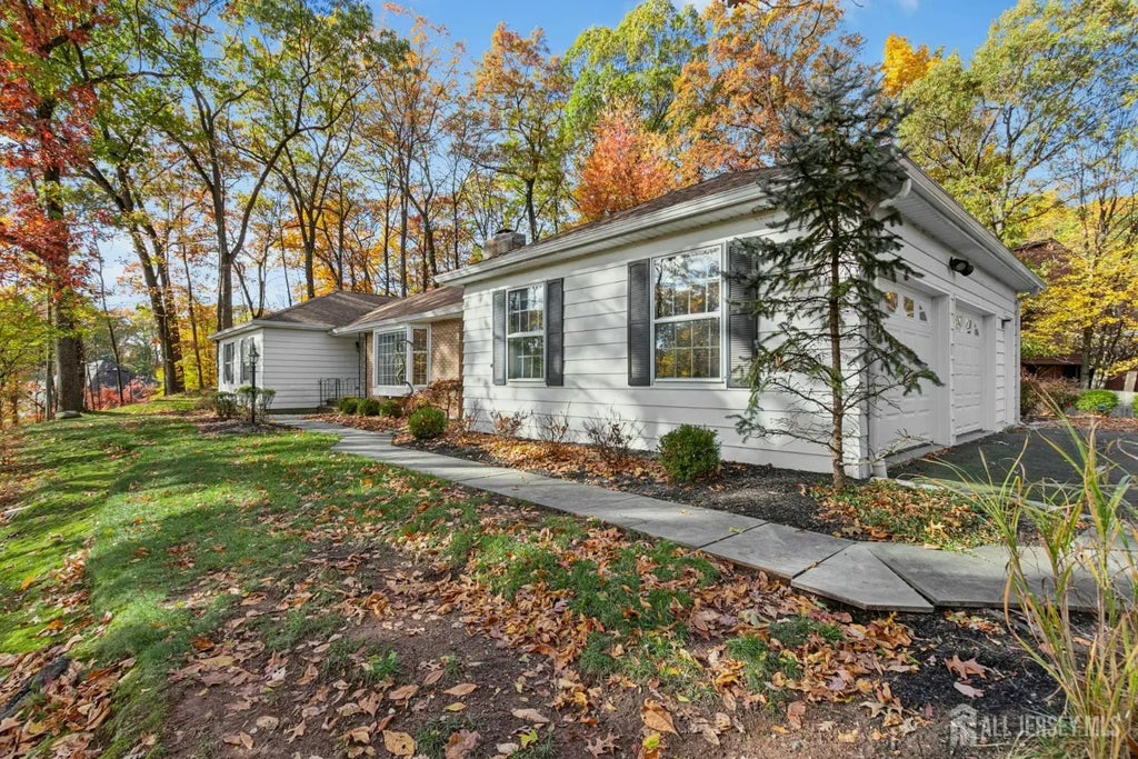 19 Ravenswood Lane, Scotch Plains