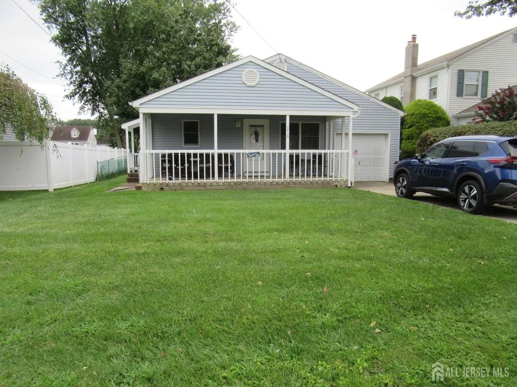 2709 Hayes Street, Wall