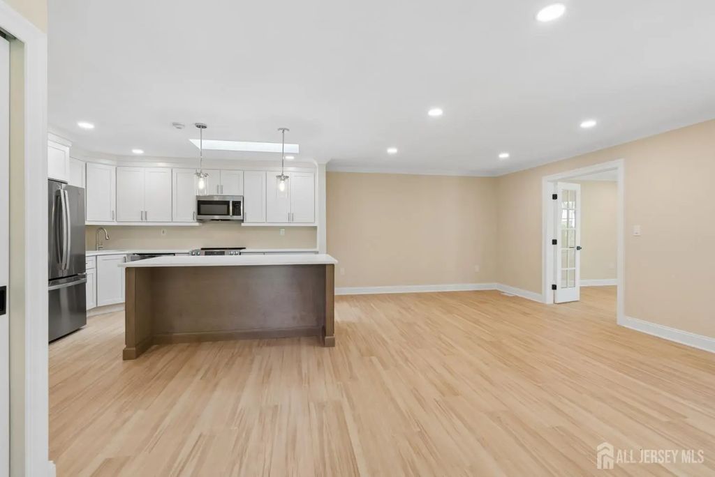 3-a Surrey Court, Monroe