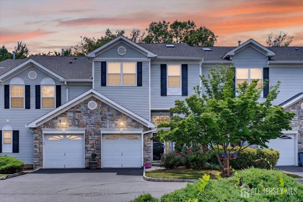 14 Linda Court, Old Bridge